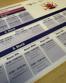 Programmplan mit Vorträgen, Workshops, Beratungen und Bewerbungsfotos. Foto: Augsburger vhs