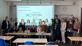 Das vhs Team freut sich über vier Sterne nach EFQM. Foto: Augsburger vhs Das vhs Team freut sich über vier Sterne nach EFQM. Foto: Augsburger vhs