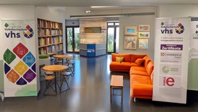 Einblick in das Augsburger vhs Lerncafé – visualisiert durch künstliche Intelligenz. Foto: Augsburger vhs Einblick in das Augsburger vhs Lerncafé – visualisiert durch künstliche Intelligenz. Foto: Augsburger vhs