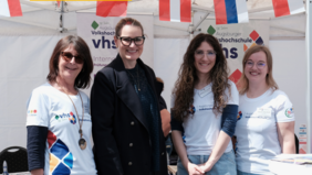 Oberbürgermeisterin Eva Weber mit unseren Kolleginnen auf dem Europafest. Foto: Florian Weber Oberbürgermeisterin Eva Weber mit unseren Kolleginnen auf dem Europafest. Foto: Florian Weber